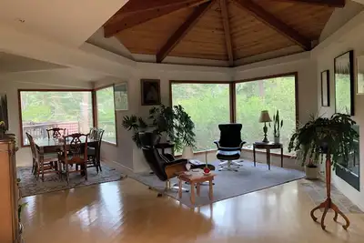 Image de Charming 3-bedroom house in beautiful Carmel with spectacular outdoor spaces.