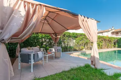 Image de Magnifique maison de vacances privée avec bain à remous, Wifi, piscine privée, Tv, patio, parking