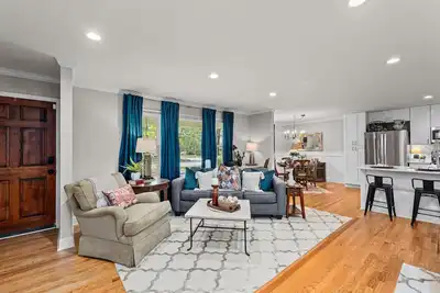 Image de Three bedroom two bath with fenced yard and 2 car garage
