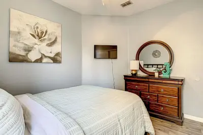 Image de Come, enjoy our spacious and relaxing backyard.
