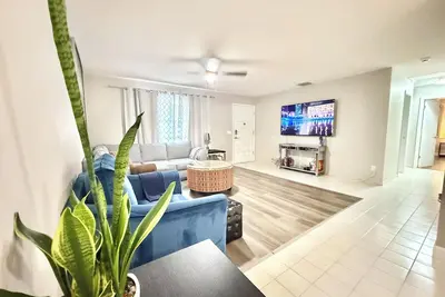 Image de Centrally 2br/2ba Creek House with Washer, Dryer and Parking