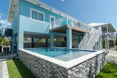 Image de Blue Bungalow New Listing Canal Front Dock Pool
