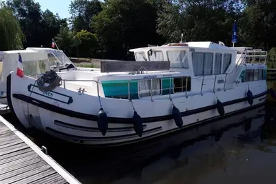 Image de Péniche vintage à quai pour 7 pers avec espace extérieur privé à Chenillé-Changé