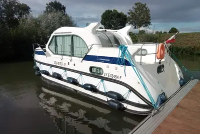 Image de Bateau Nicols 900 à quai, séjour unique sur l'eau à Pontailler-sur-Saône, 2 cabines, tout équipé
