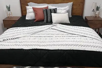 Image de Veteran Family Stay_sleeps7_2 miles jto food/shops/post_Park work truck