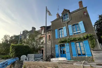 Image de Dans l'un des plus beaux villages de France, les pieds dans l'eau.