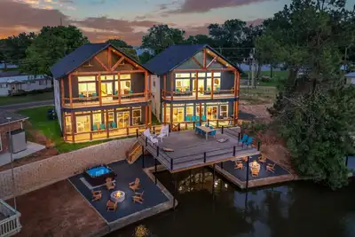 Image de Big Group Retreat on Cedar Creek Canal 36 Guests
