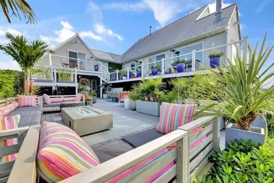 Image de Hamptons Waterfront 2-Twins Guest Room in Large Home