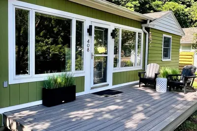 Image de Newly renovated Adult Only, charming home nestled downtown w/on-site parking