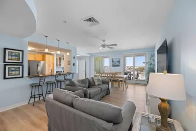 Image de New! Oceanfront Triton's Treasure 3 Bd / Pool/ Gym
