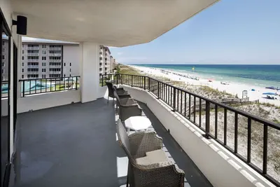 Image de 🌊Surf Dweller 401/ Incredible Views! Large gulf front balcony unit!