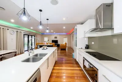 Image de Large 5br 3ba Fam Home w Parking+Yard at Sunnybank