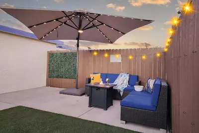 Image de Private Guesthouse/King bed/2 TVs/Private backyard/Dogs welcome/Boat parking