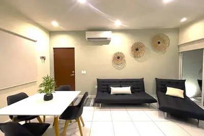 Image de 2 bed, 5 guest, urban apartment with parking. 15 min to beach or touristic area