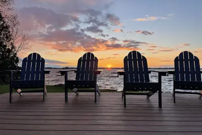 Image de The Gatsby Getaway - A Charming 100-Year-Old Lakeside Retreat in Beaver Dam!