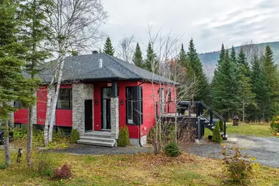 Image de Chalet Érables | 3 Bedrooms | Hot Tub | Sleeps 8