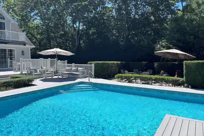 Image de Beach Retreat with 4bd/4ba & fitness room on 3 levels in gorgeous East Hampton