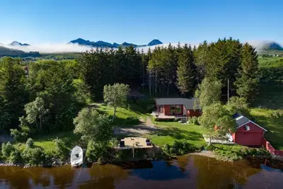 Amazing place with boat, kayak, Sup and mountain view. Wifi and free parking.