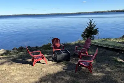 Image de Bored of Education: Freshwater Views and Springtime Charm Await!