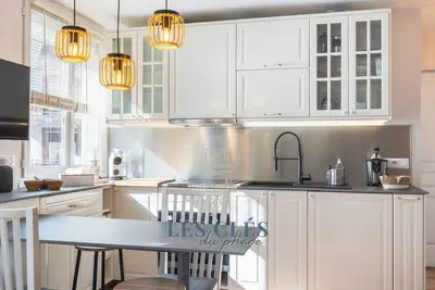 Image de Grand Cocon : Charmant Appartement Entièrement Rénové en Centre-Ville