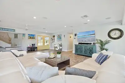 Image de Gorgeous Private Canal Home w/ Heated Pool, Hot Tub & Modern Kitchen - Walk to Restaurants!