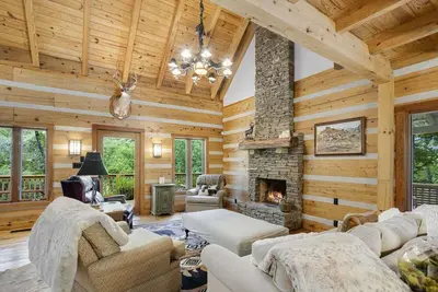 Image de Elegant Cabin Surrounded by Nature