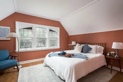Image de 2 Story Home w/ Garage + Game Room | Shorewood