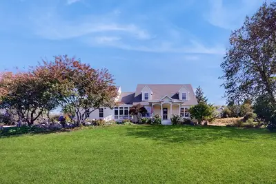 Image de Newly Renovated Charming House with Cozy Fireplace & Outdoor Entertainment Areas