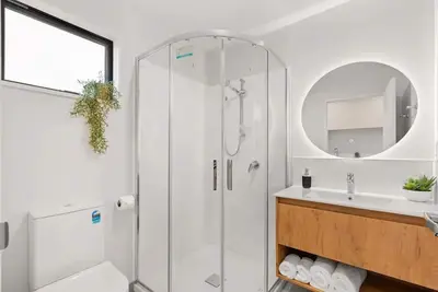 Image de New stylish 1 bedroom premium studio/unit B