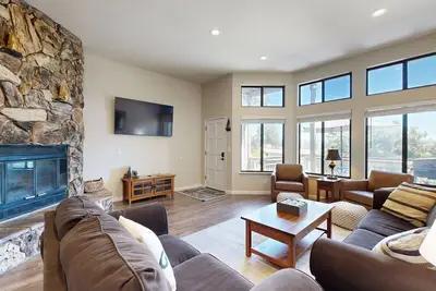 Image de Home located on golf course with pool access, wifi, and outdoor dining