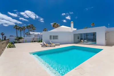 Image de Villa de luxe tranquille avec vue magnifique sur la mer, proche de la mer et de la plage