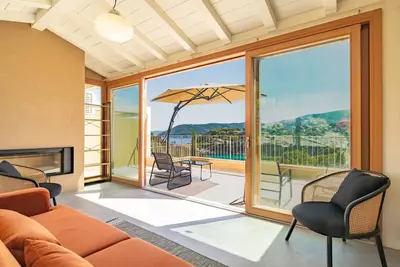 Luxury apartment with private access to the sea