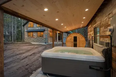 Image de 2 Barrel Saunas! 2 Hot tubs!
