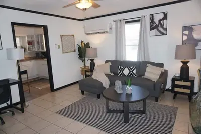 Image de Charming 2-bedroom house with fenced in back yard in delightful Kansas City
