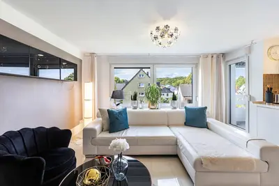 Image de Appartement \"Luxusapartment Mit Balkon\" avec balcon, Wi-Fi et climatisation