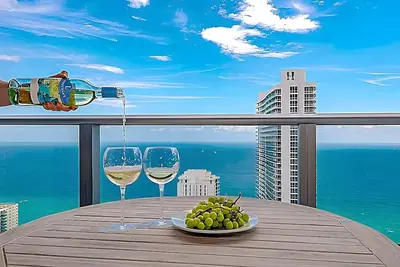 Image de Oceanfront Luxury 2br w/ Balcony & Perks