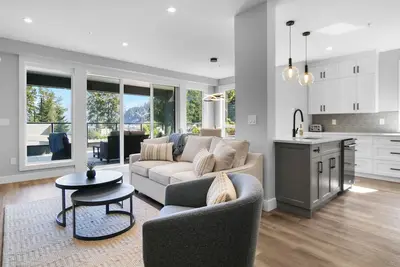 Image de Corner Unit + Water Views & Easy Beach Access