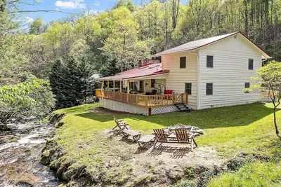 Image de Red Deer Lodge - 3 Br, Creekside, Minutes from Ski Area
