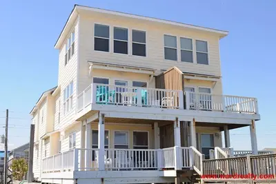 Image de Meant To Be - Oceanfront 5 Br home with elevator!
