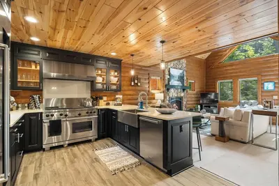 Image de Luxurious Mountain Cabin with Three Bedrooms and Close to Slopes!