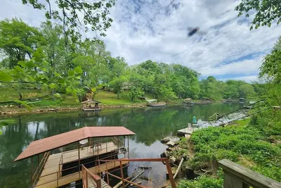 Image de Charming & Rustic Cabin on the Little Red River!