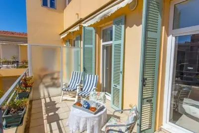 Image de Studio climatisé en centre-ville, proche plages, avec grande terrasse au calme