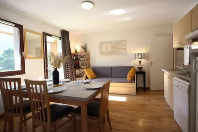 Image de Appartement T3 à Luchon: Balcon, Parking, Proche Thermes & Centre, Bien Équipé