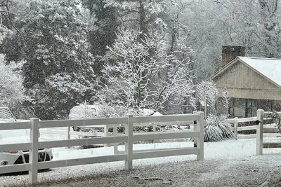 Image de Cozy country farmhouse, 3 bedrooms, an office\/bonus room, WiFi and Ac. Pets Ok.