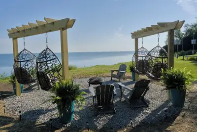 Image de Luxury Lakefront Retreat: Panoramic Views, Game Room, Fire Pit Swings & More