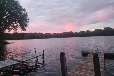 Image de Quaint cozy cottage nestled on the quiet shores of Pigeon Lake in Howe