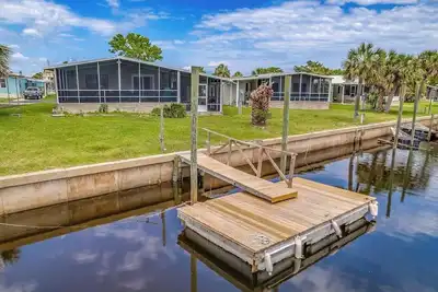 Image de This popular 3 Br/2 Ba home sits on a canal in the gated community of Paradise Village