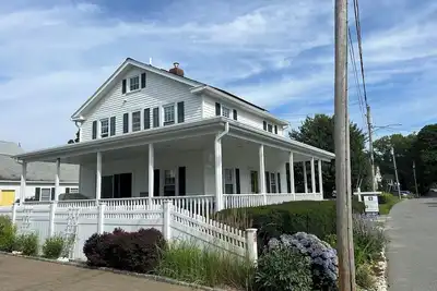 3br beach house. Steps from private beach. Gardens, wraparound porch. Quiet St.