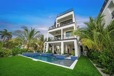 Image de Luxury Bayfront Home, Rooftop Deck, Pool, Dog Friendly - Hook Wine and Sinker
