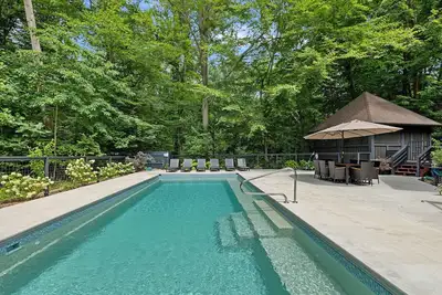 Image de Juniper Presents, Gray Haven: A Stunning Woodland Retreat with Pool